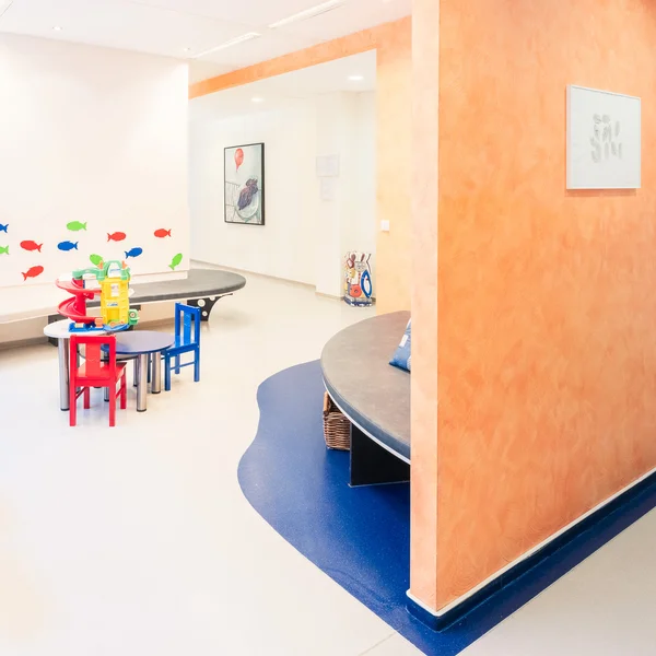 Warmes, freundliches Wartezimmer der Praxis